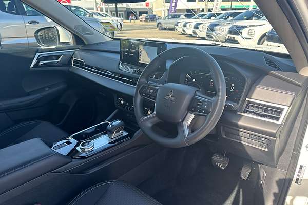 2025 Mitsubishi Outlander ES ZM