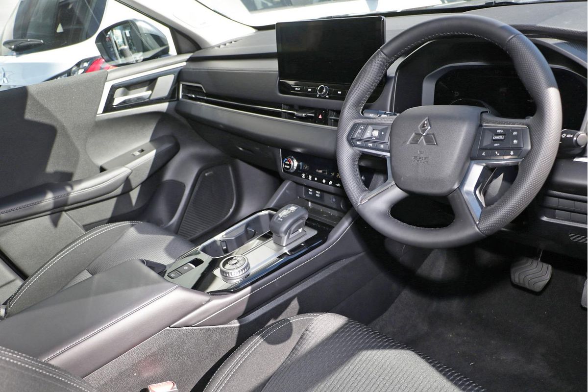 2025 Mitsubishi Outlander LS ZM