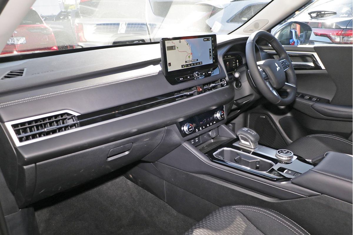 2025 Mitsubishi Outlander LS ZM