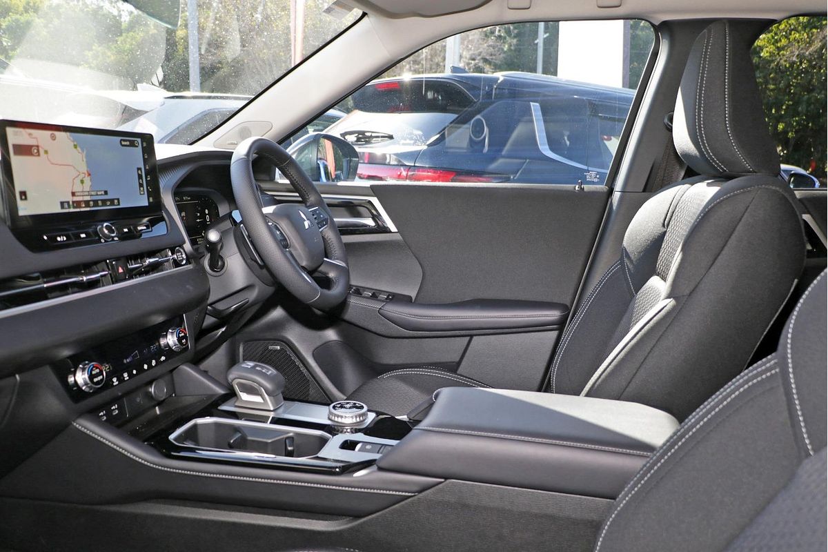2025 Mitsubishi Outlander LS ZM