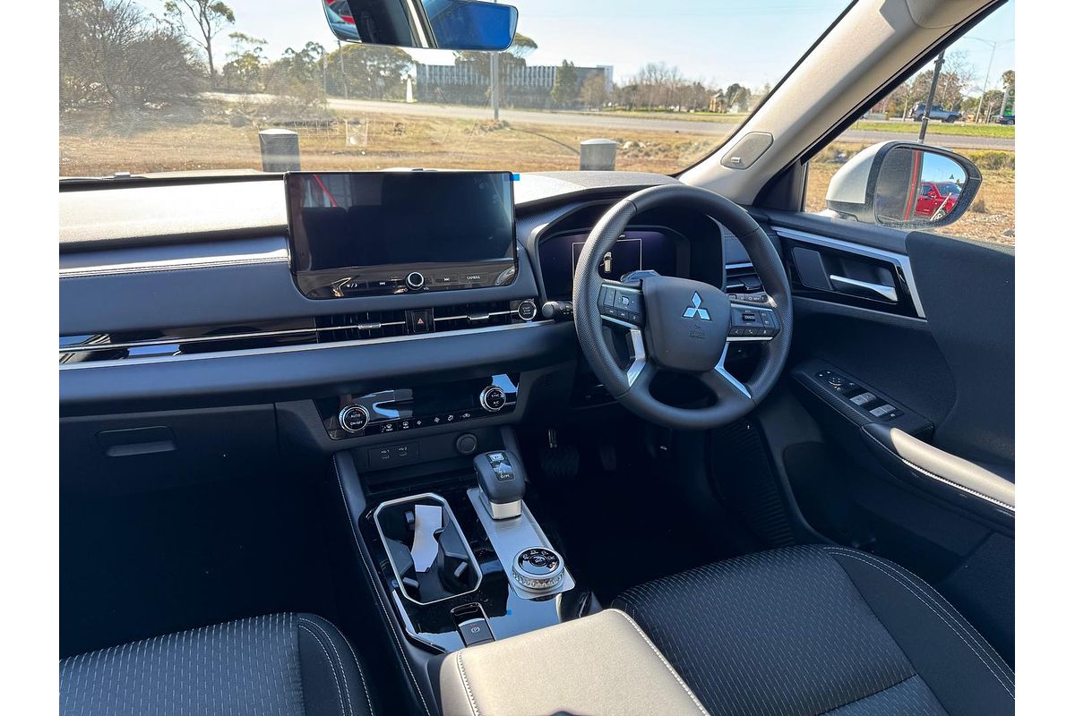 2025 Mitsubishi Outlander ES ZM
