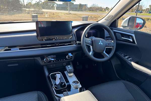 2025 Mitsubishi Outlander ES ZM