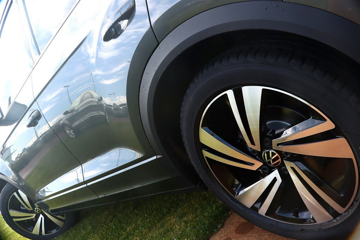 2025 Volkswagen T-Roc 140TSI R-Line D11