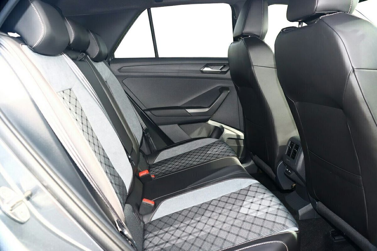 2025 Volkswagen T-Roc 140TSI R-Line D11