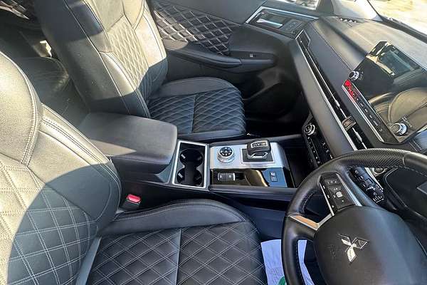 2024 Mitsubishi Outlander PHEV Exceed ZM