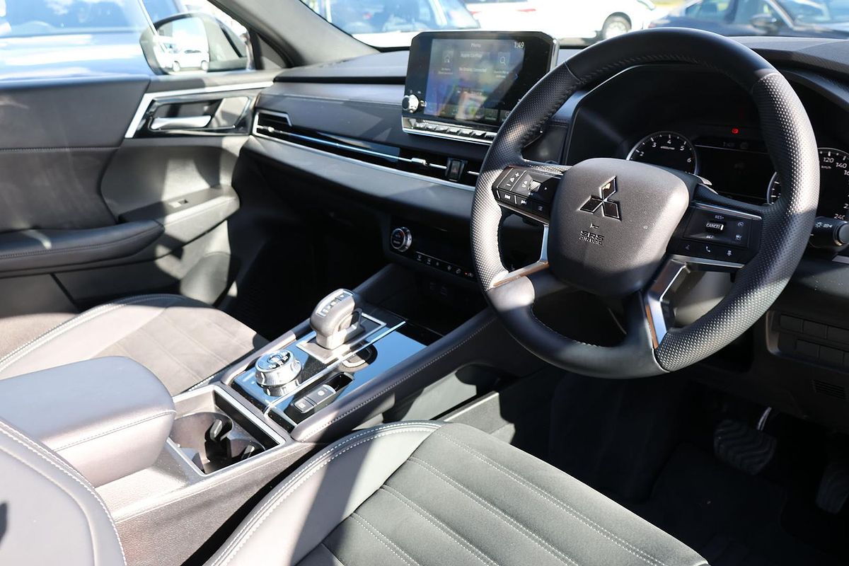 2024 Mitsubishi Outlander Black Edition ZM