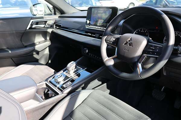 2024 Mitsubishi Outlander Black Edition ZM