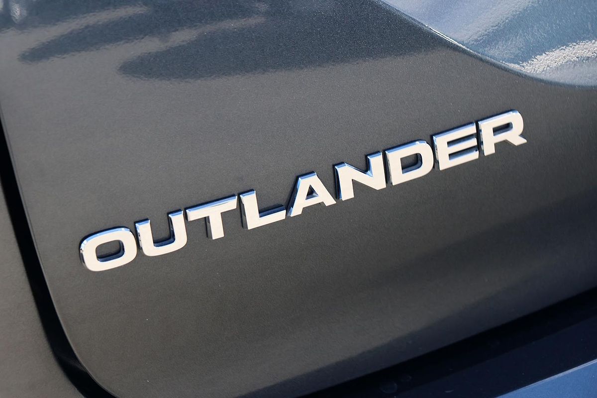 2024 Mitsubishi Outlander Black Edition ZM