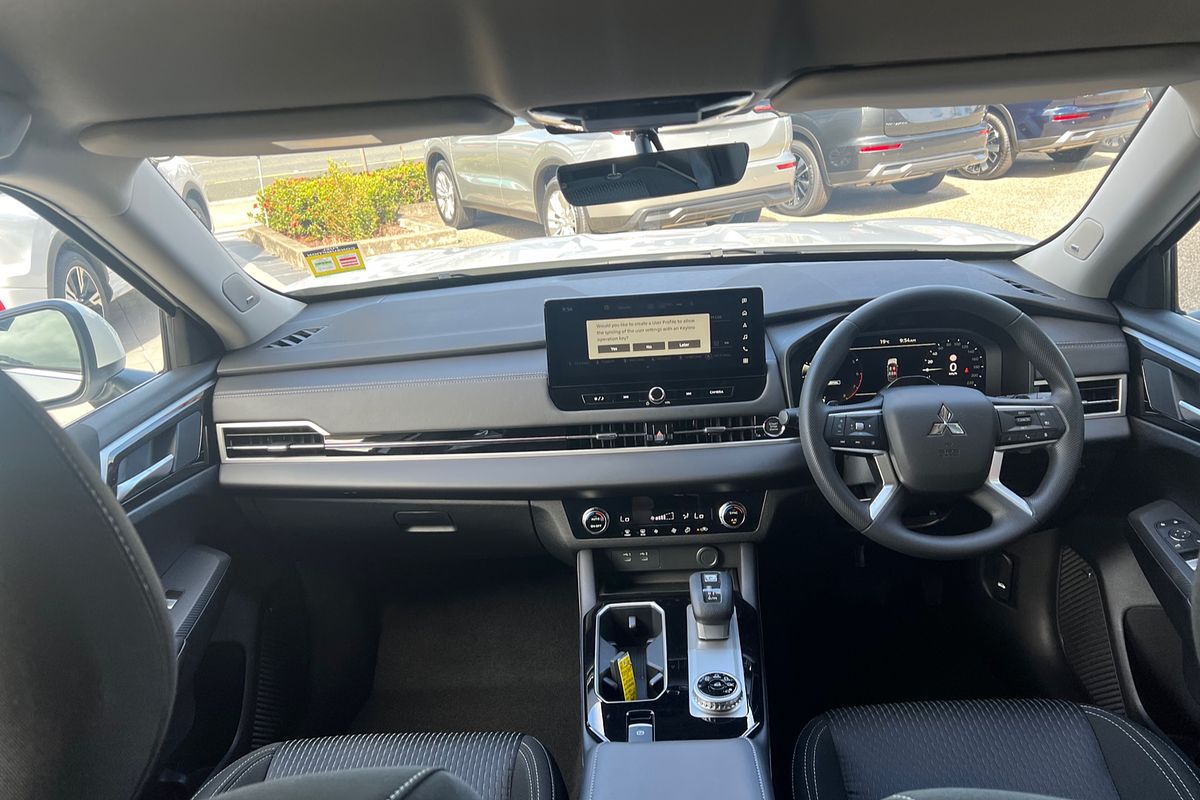 2025 Mitsubishi Outlander ES ZM