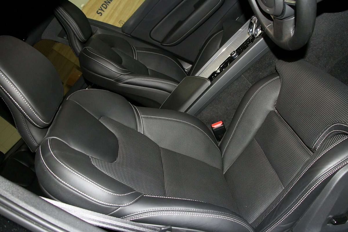 2024 Volvo XC60 Recharge T8 Black Edition Plug-In Hybrid