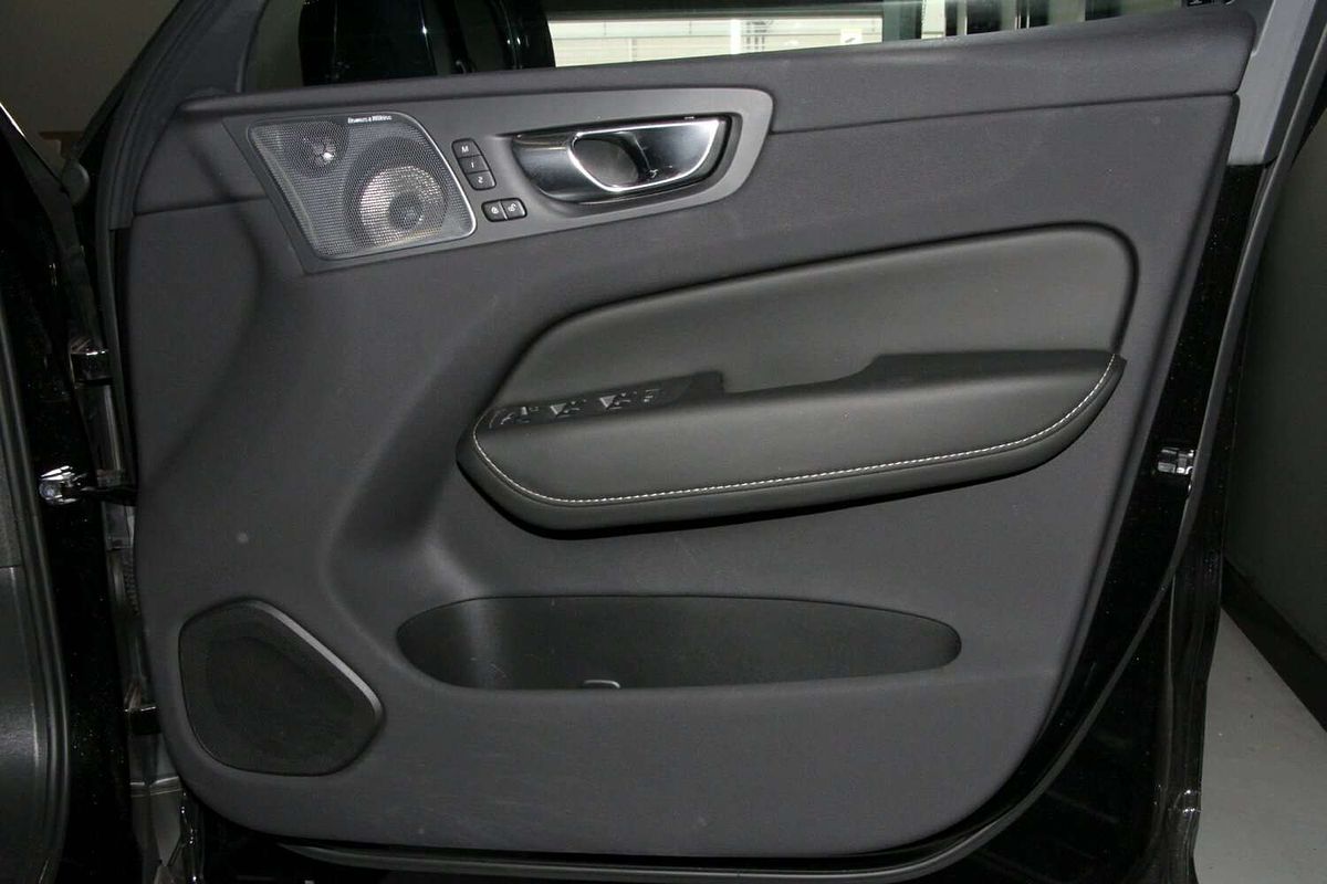 2024 Volvo XC60 Recharge T8 Black Edition Plug-In Hybrid