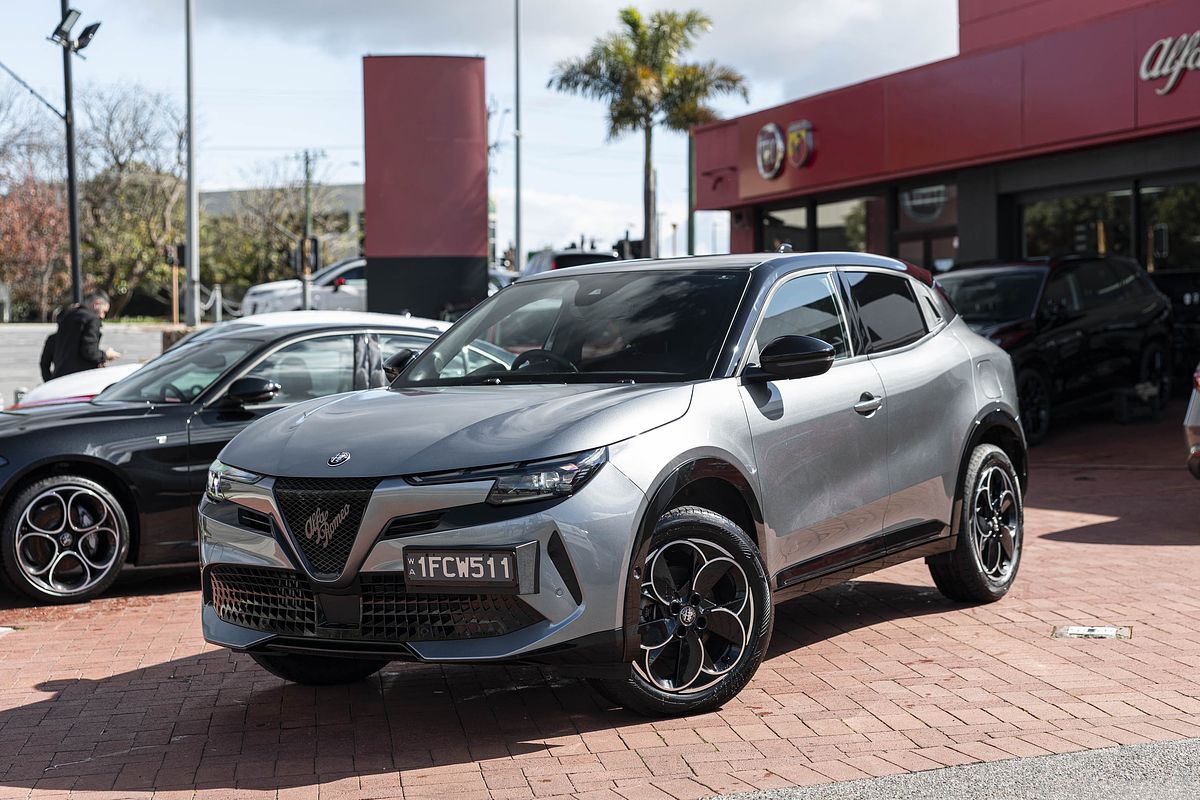 2025 Alfa Romeo Junior Ibrida e-DCS FWD Series 0