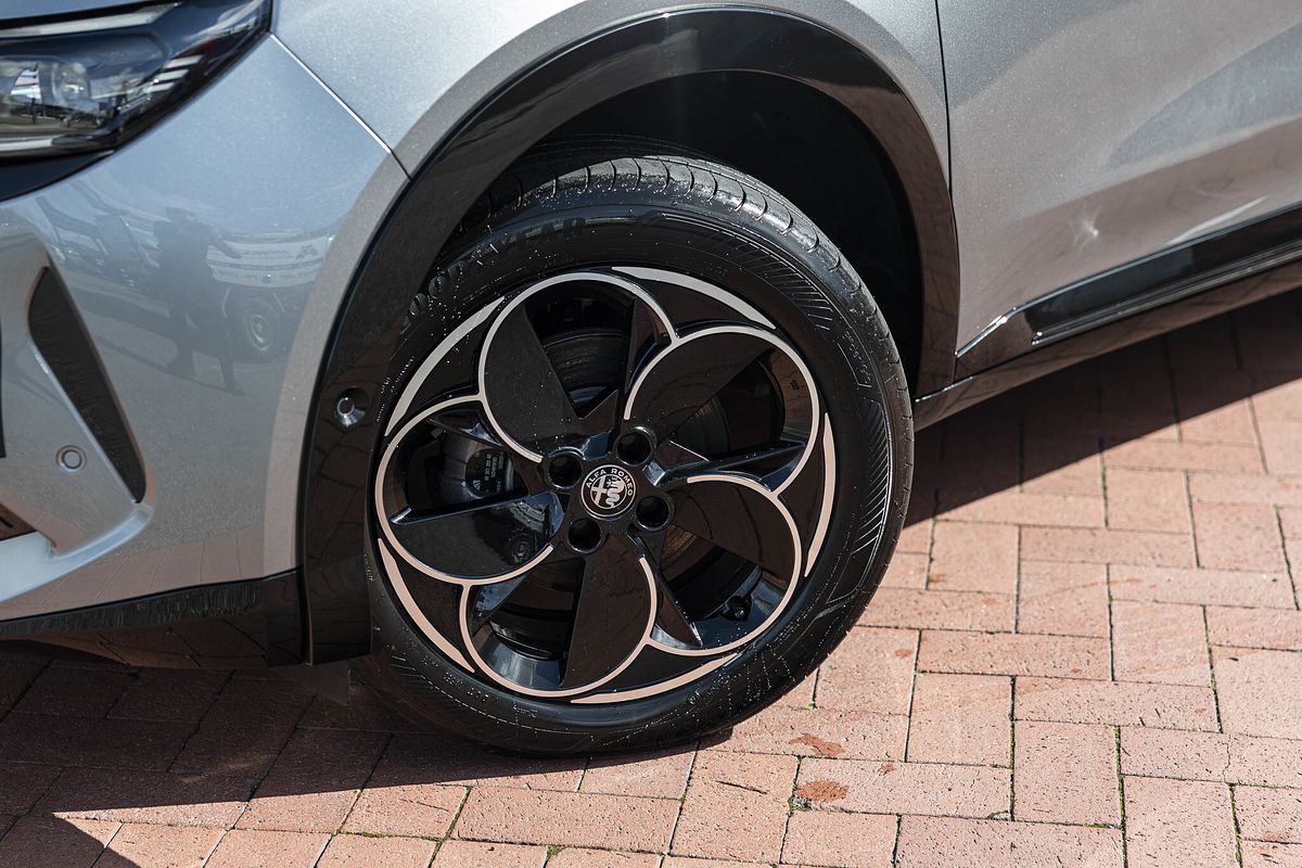 2025 Alfa Romeo Junior Ibrida e-DCS FWD Series 0