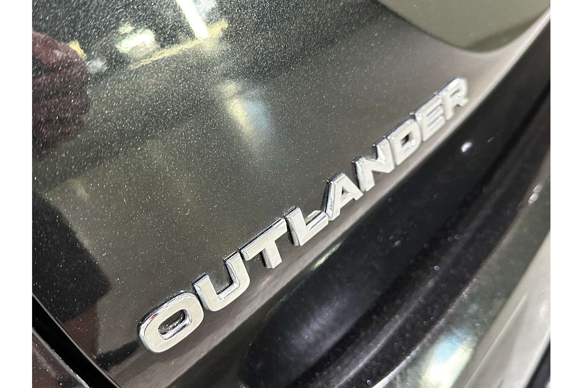 2023 Mitsubishi Outlander LS Black Edition ZM