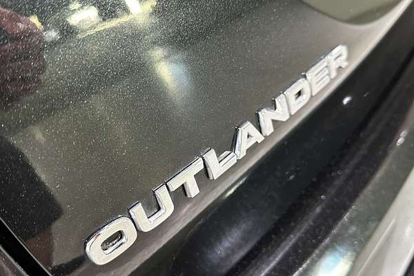 2023 Mitsubishi Outlander LS Black Edition ZM