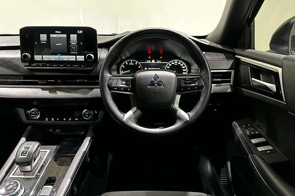 2023 Mitsubishi Outlander LS Black Edition ZM