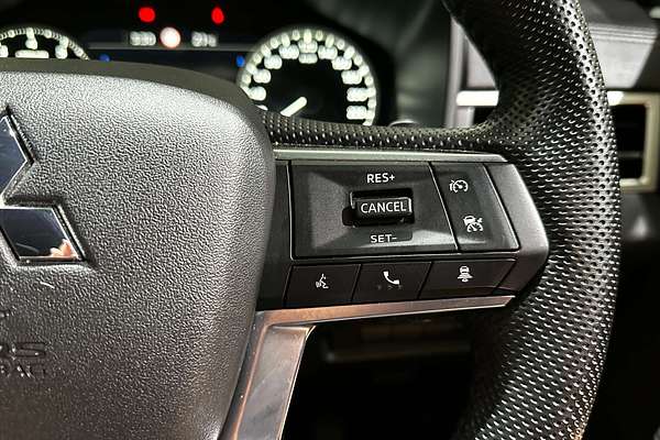 2023 Mitsubishi Outlander LS Black Edition ZM