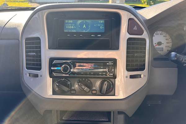 2004 Mitsubishi Pajero GLS NP