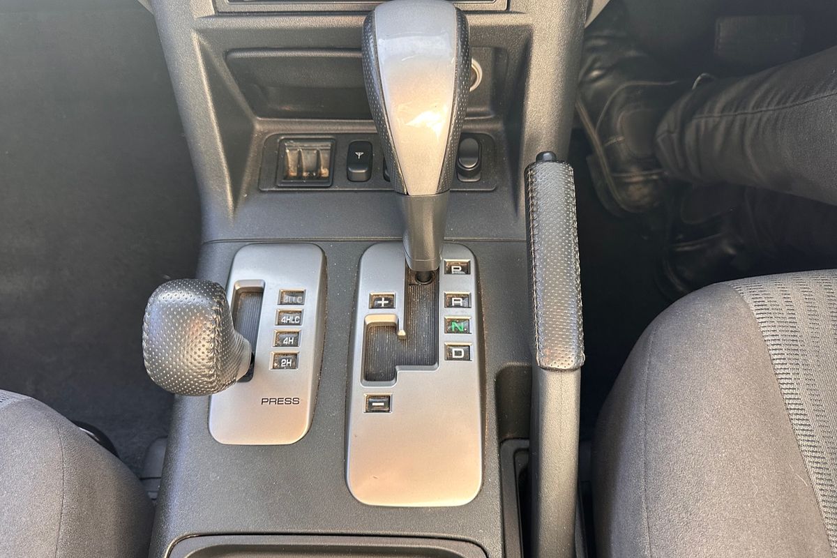 2004 Mitsubishi Pajero GLS NP