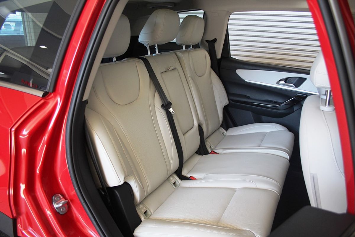 XUV700 AX7L