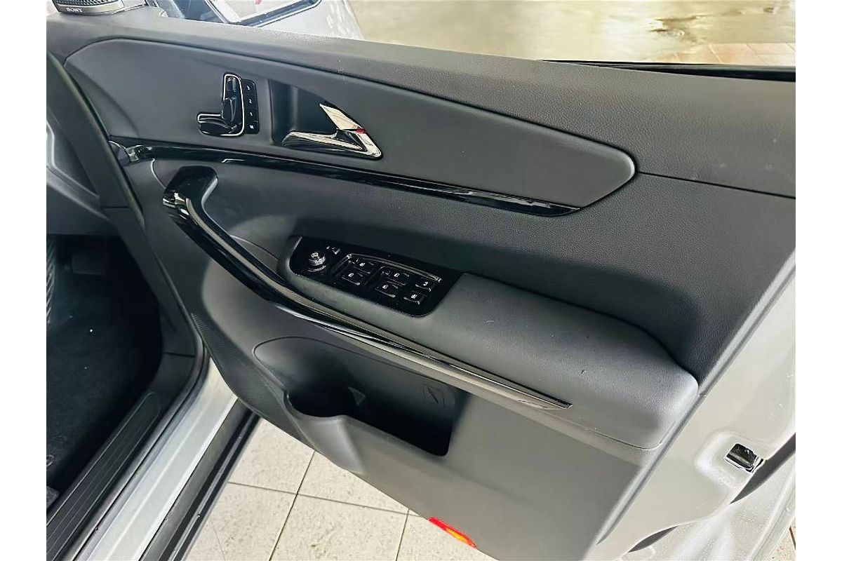 XUV700 AX7 L PET AT 7 SEATER BLK