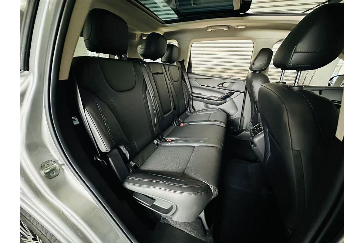 XUV700 AX7 L PET AT 7 SEATER BLK