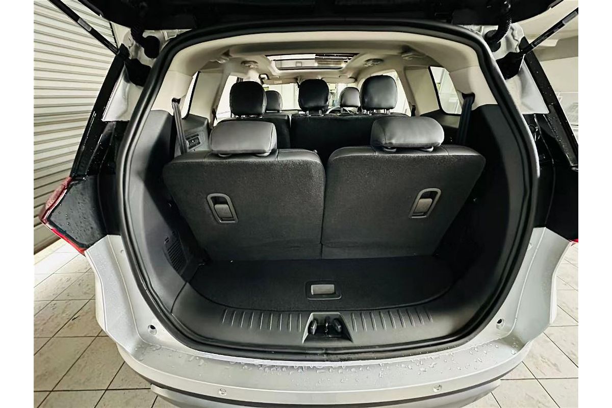 XUV700 AX7 L PET AT 7 SEATER BLK