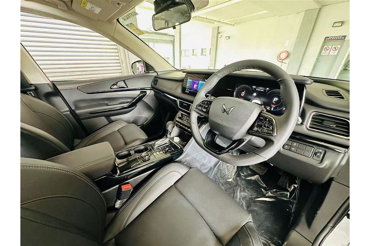 XUV700 AX7 L PET AT 7 SEATER BLK