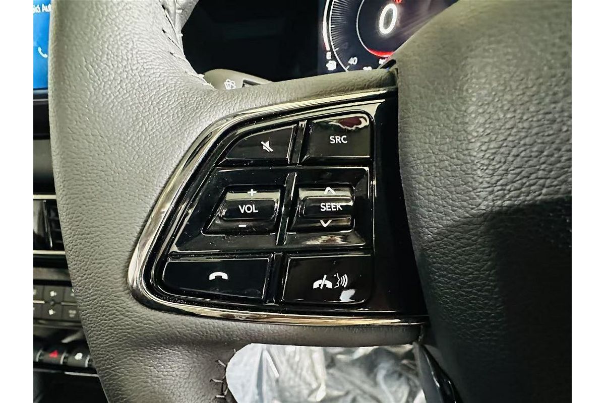 XUV700 AX7 L PET AT 7 SEATER BLK