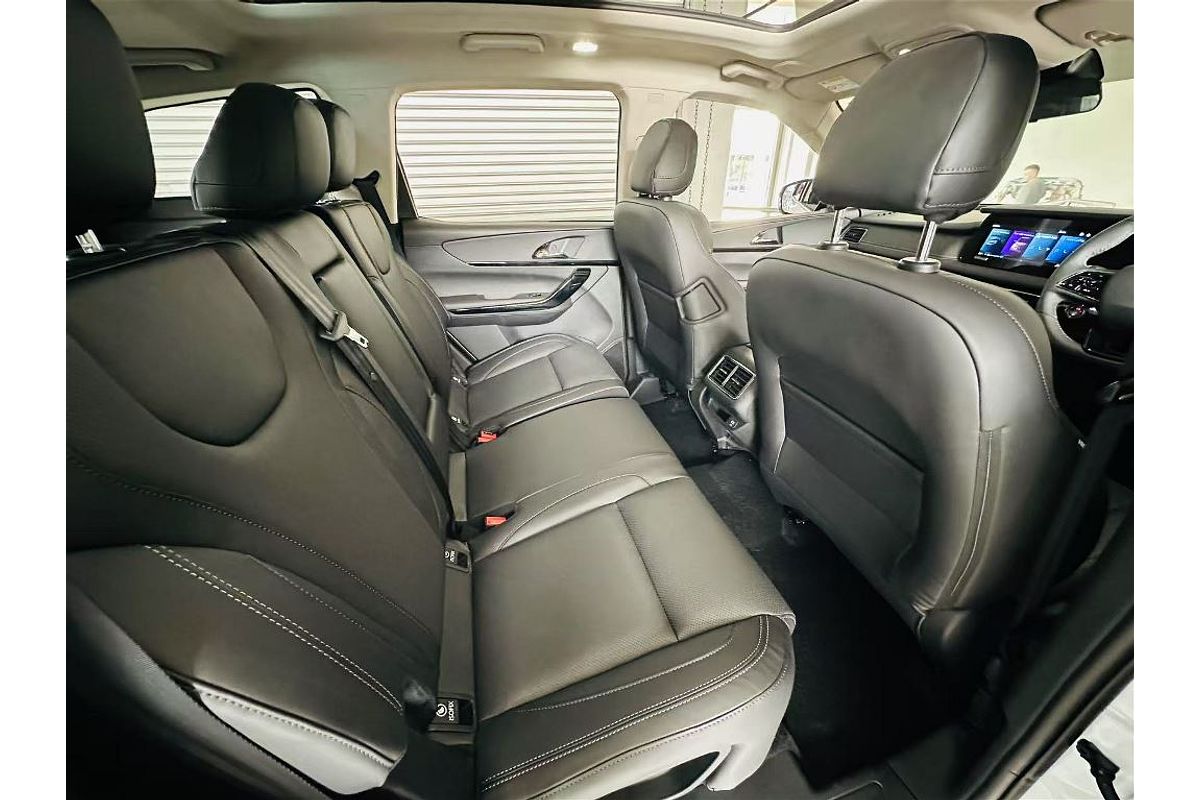XUV700 AX7 L PET AT 7 SEATER BLK