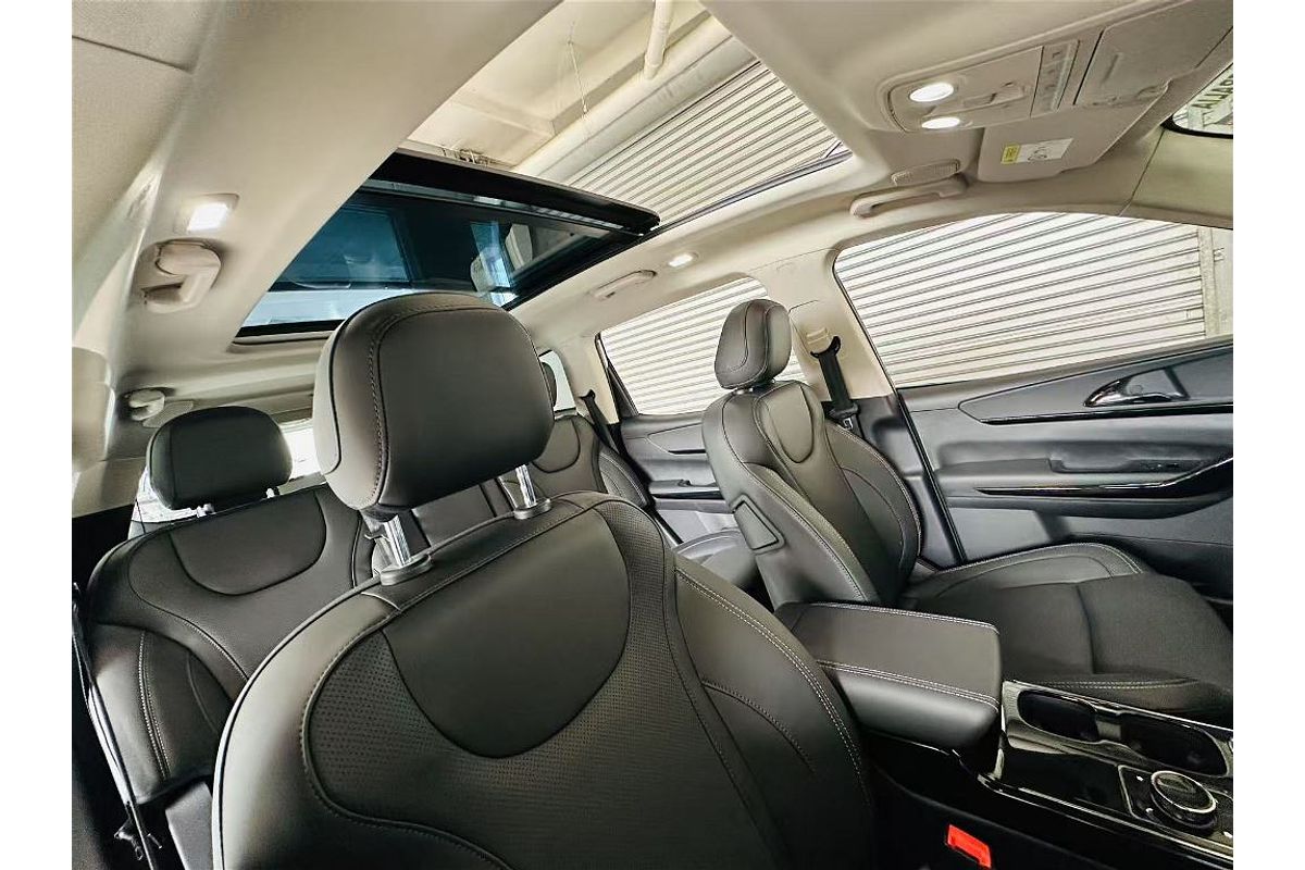 XUV700 AX7 L PET AT 7 SEATER BLK