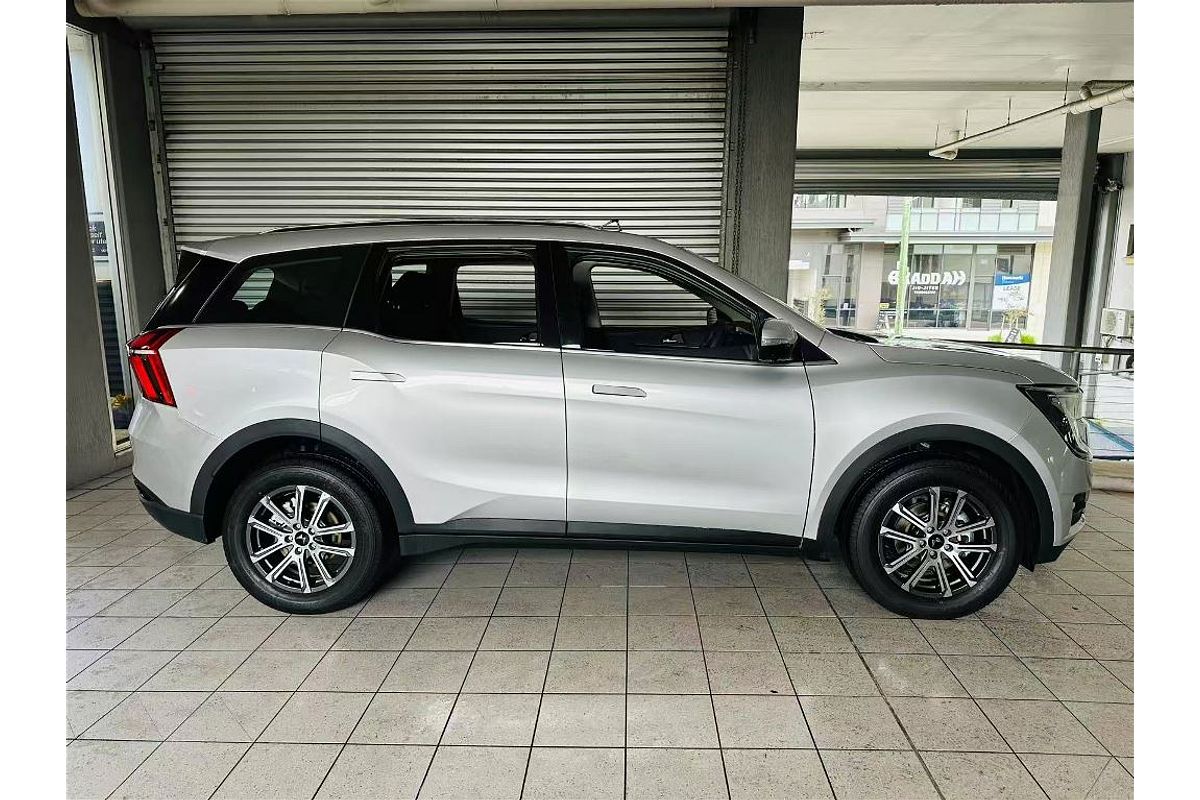 XUV700 AX7 L PET AT 7 SEATER BLK