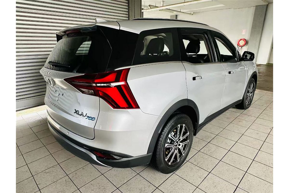 XUV700 AX7 L PET AT 7 SEATER BLK
