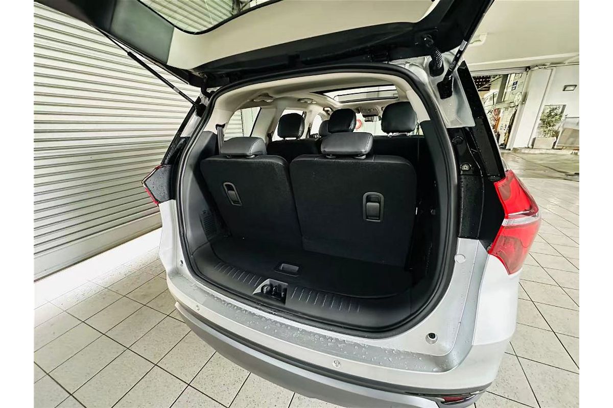 XUV700 AX7 L PET AT 7 SEATER BLK