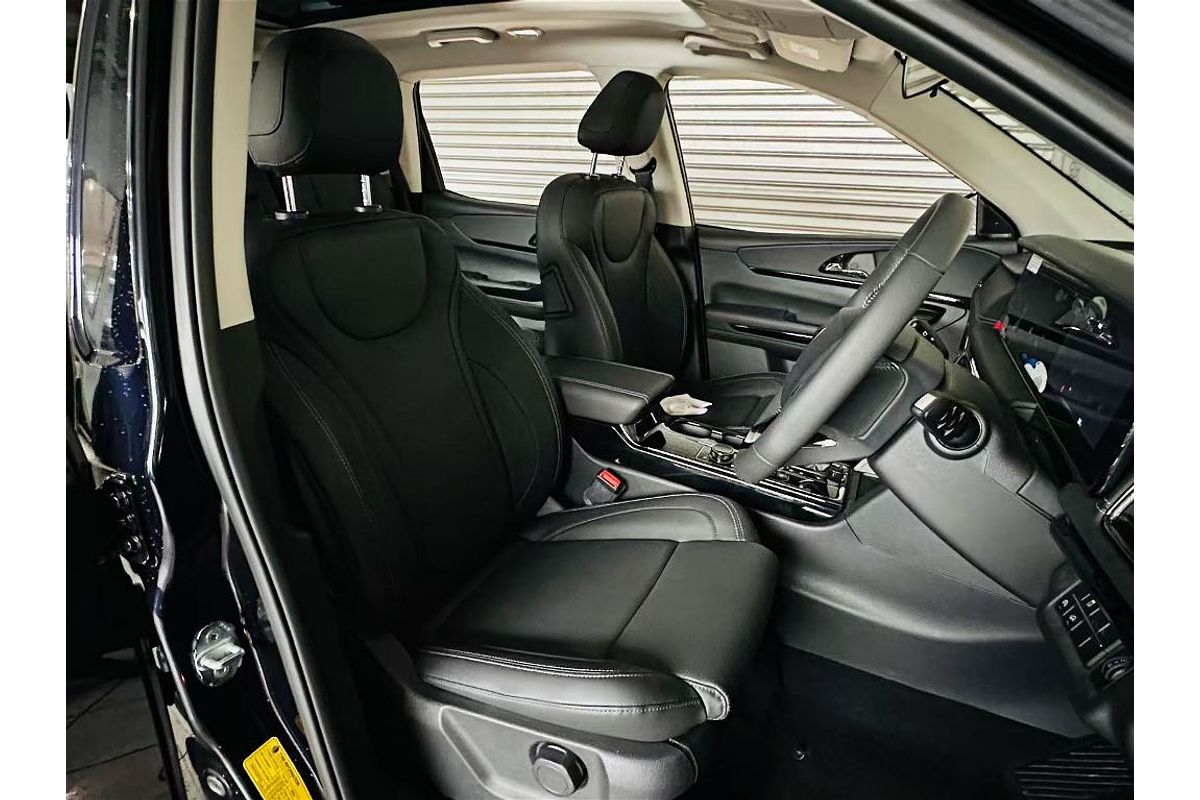 XUV700 AX7 L PET AT 7 SEATER BLK