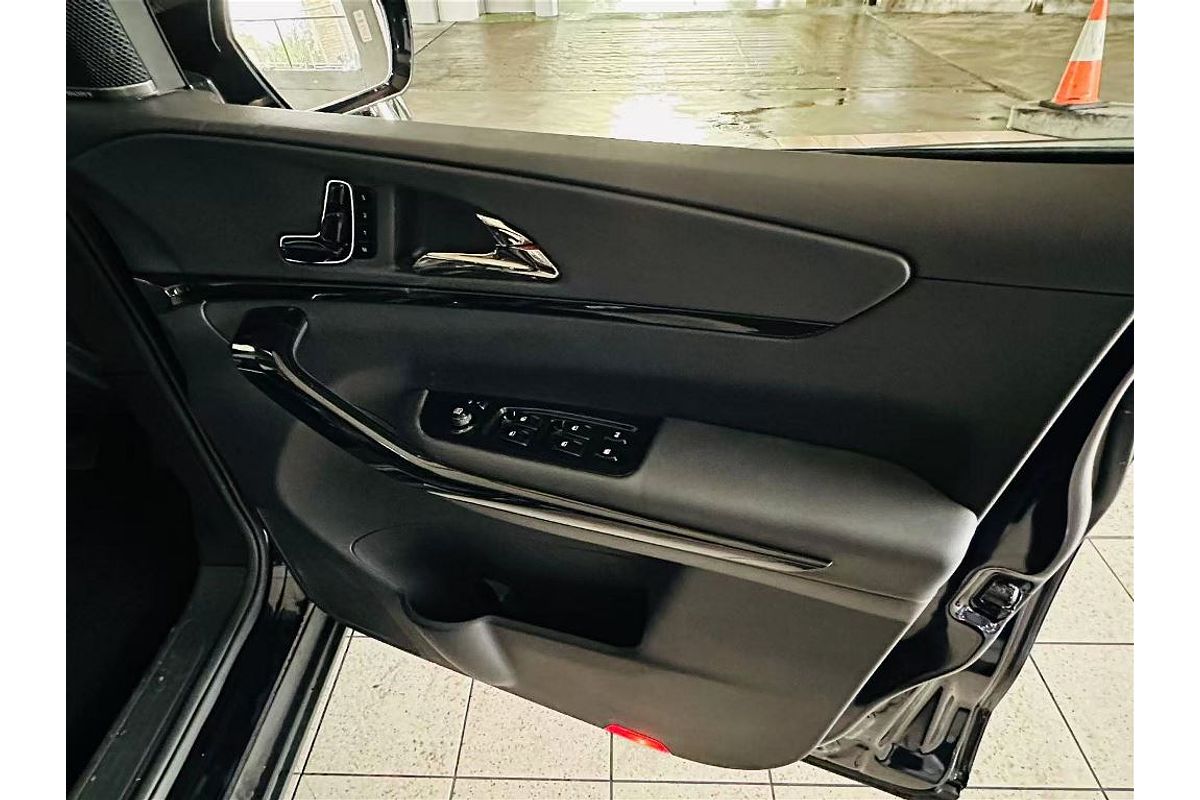 XUV700 AX7 L PET AT 7 SEATER BLK