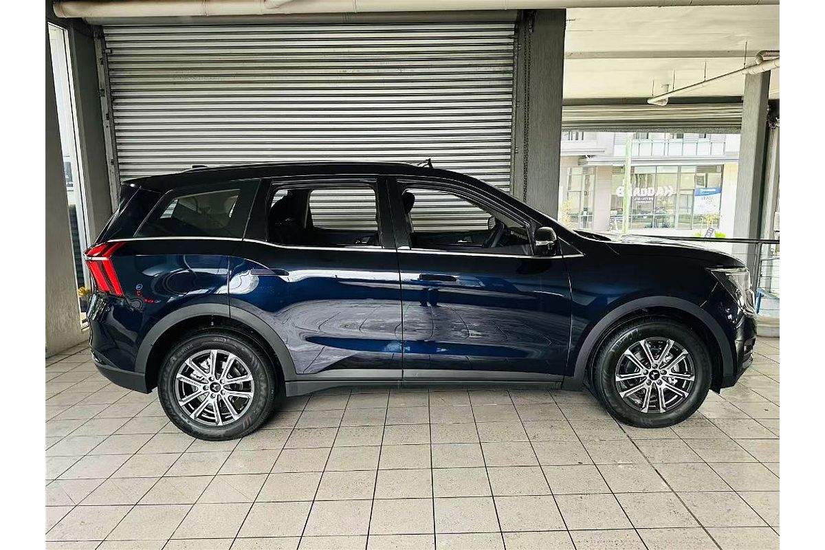 XUV700 AX7 L PET AT 7 SEATER BLK