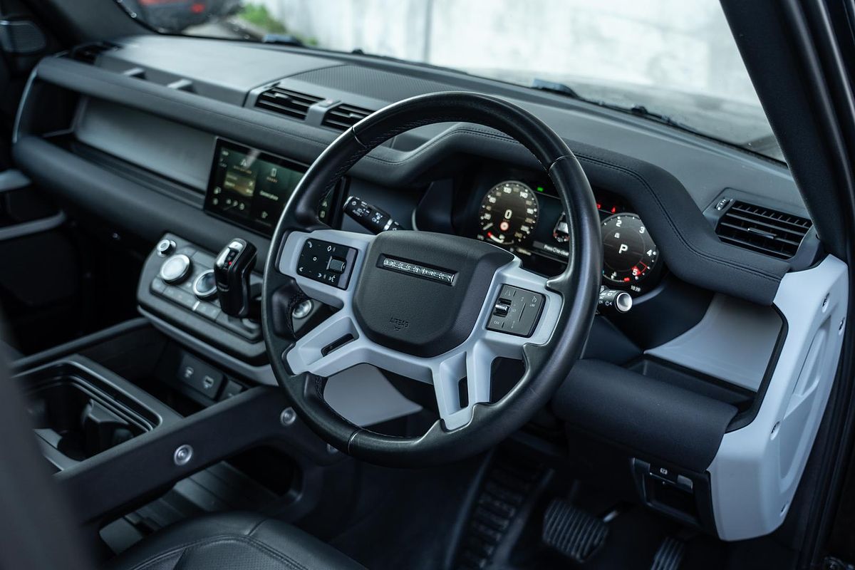 2022 Land Rover Defender 110 D300 SE L663