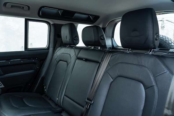 2022 Land Rover Defender 110 D300 SE L663