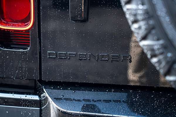 2022 Land Rover Defender 110 D300 SE L663
