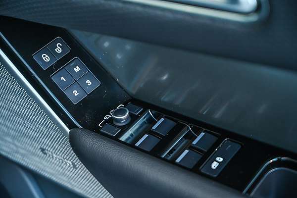 2019 Land Rover Range Rover Velar D240 SE L560