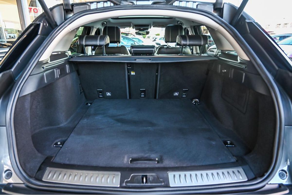 2019 Land Rover Range Rover Velar D240 SE L560