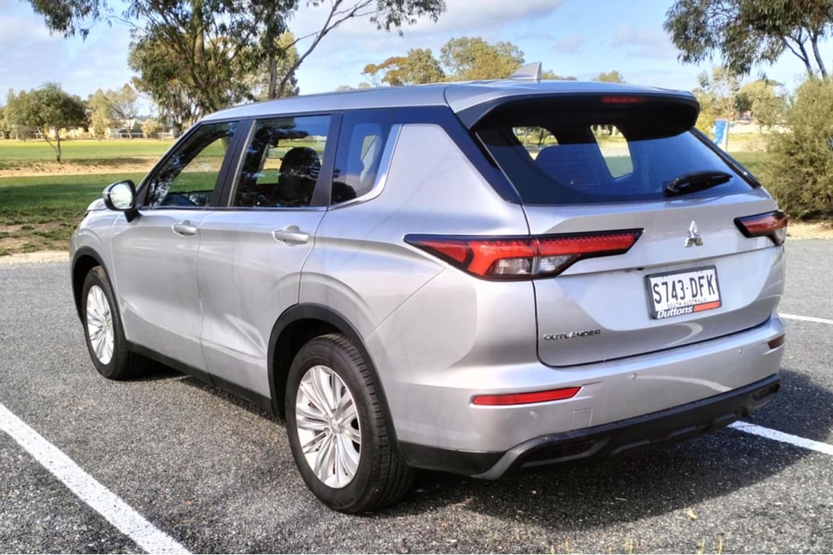 2022 Mitsubishi Outlander ES ZM