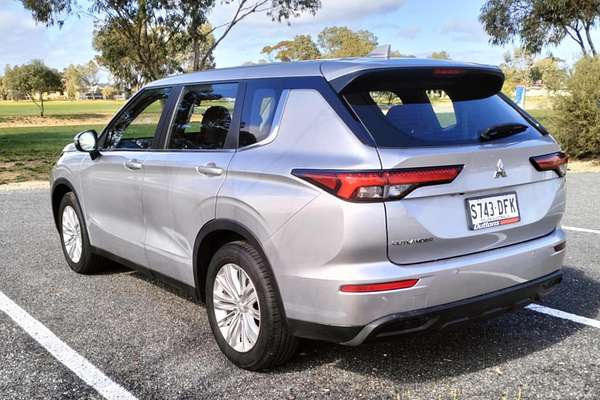 2022 Mitsubishi Outlander ES ZM