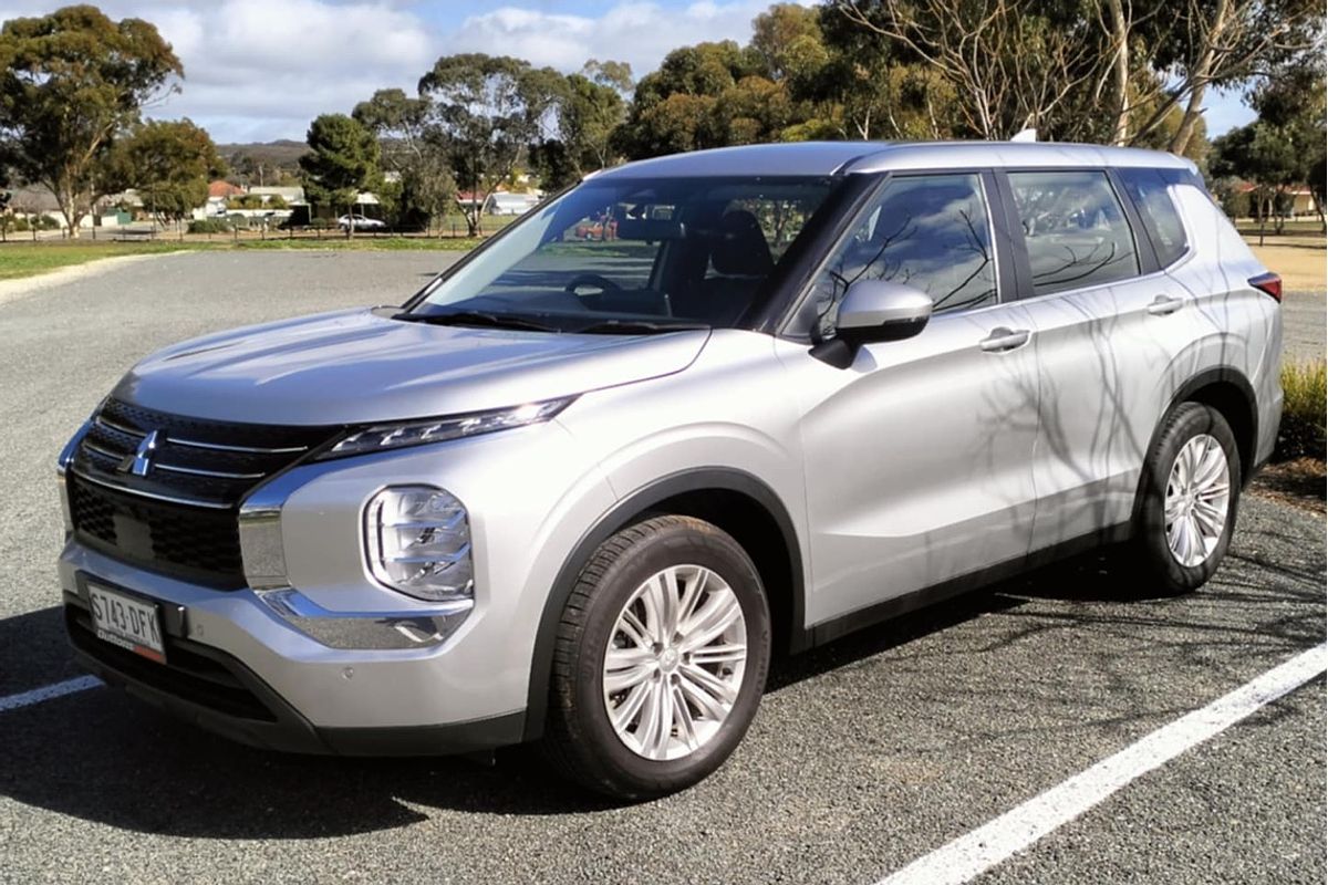 2022 Mitsubishi Outlander ES ZM