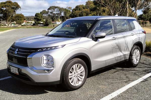 2022 Mitsubishi Outlander ES ZM