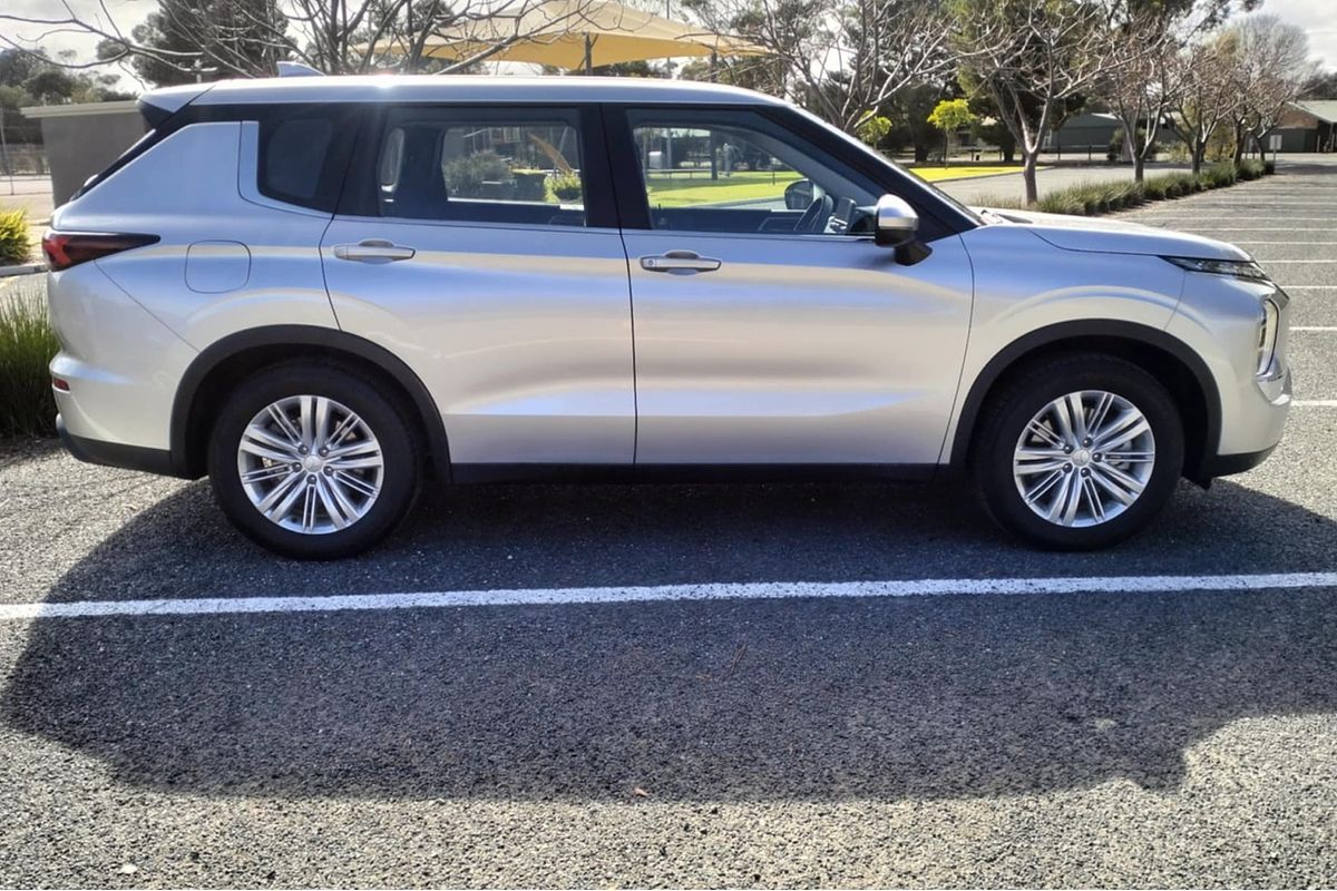 2022 Mitsubishi Outlander ES ZM