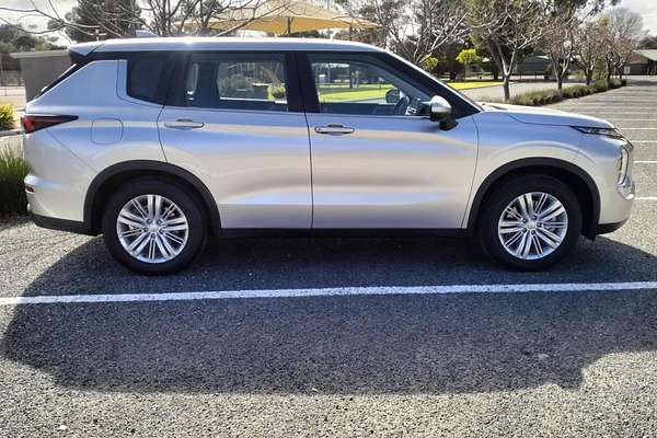 2022 Mitsubishi Outlander ES ZM