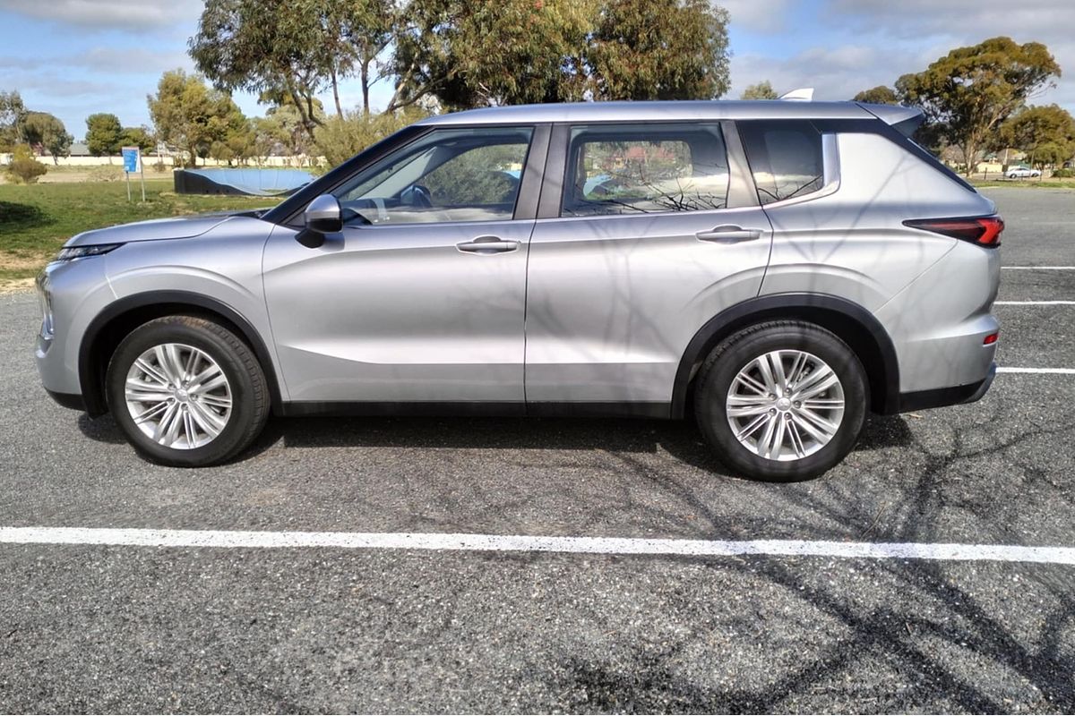 2022 Mitsubishi Outlander ES ZM