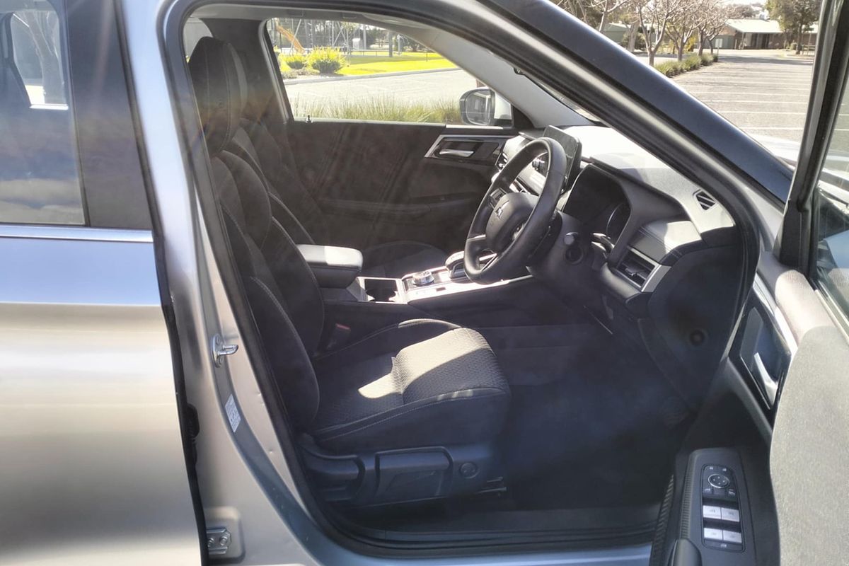 2022 Mitsubishi Outlander ES ZM